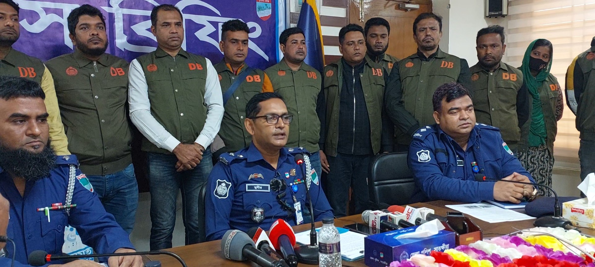 তিন বিদেশি পিস্তল, গুলিসহ অস্ত্র কারবারি গ্রেফতার